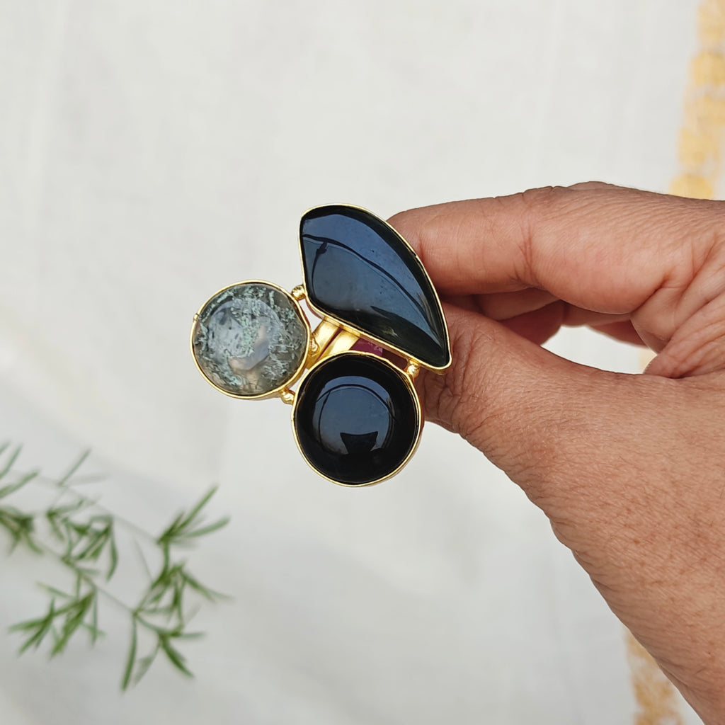 Large cab stones trio finger ring - black