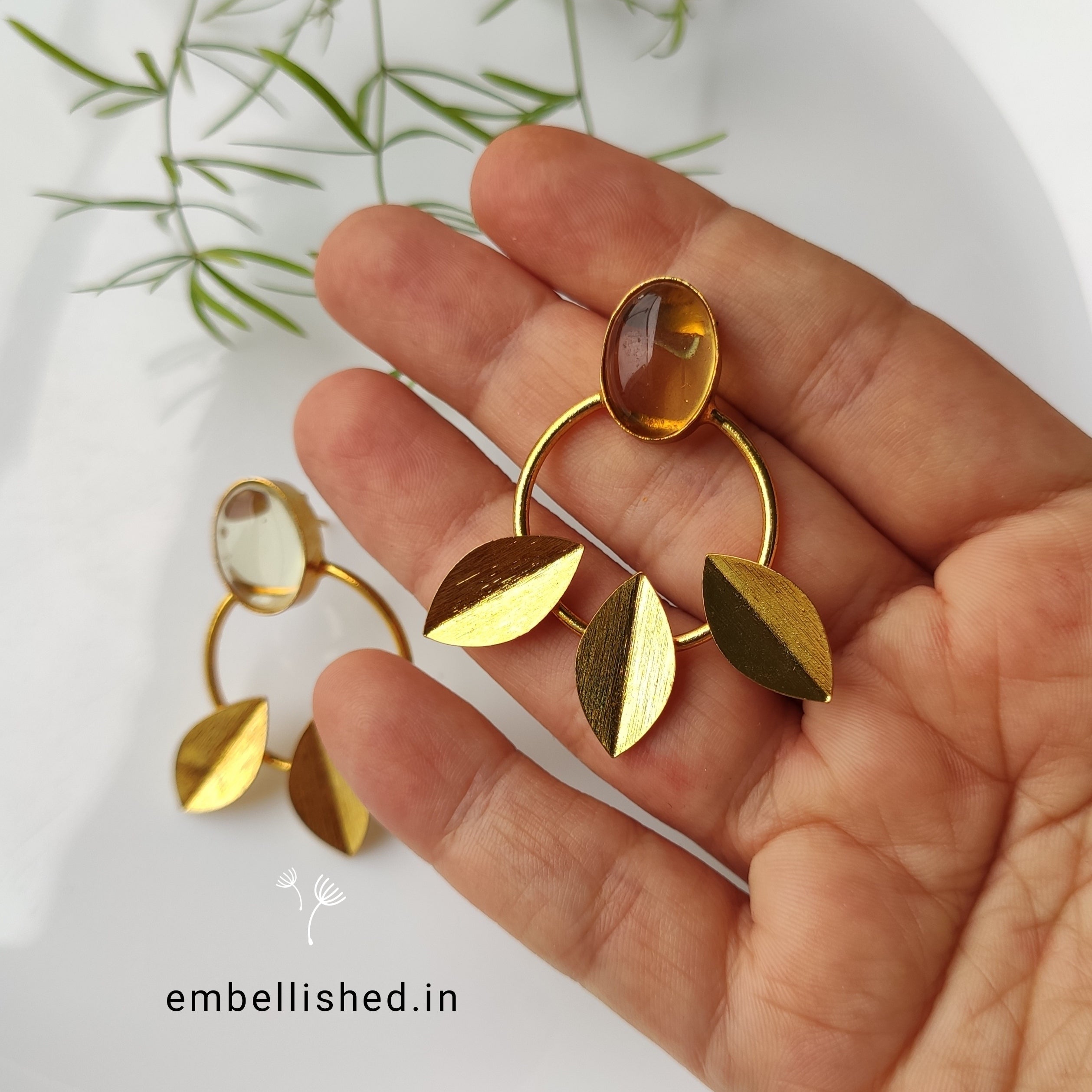 Round leafy studs - yellow
