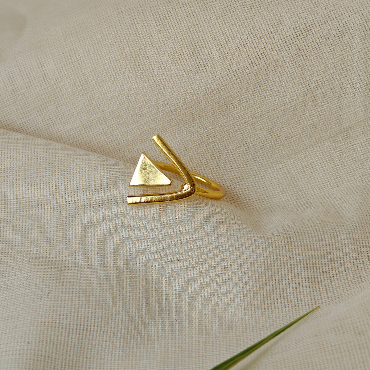 Golden Arrow finger ring