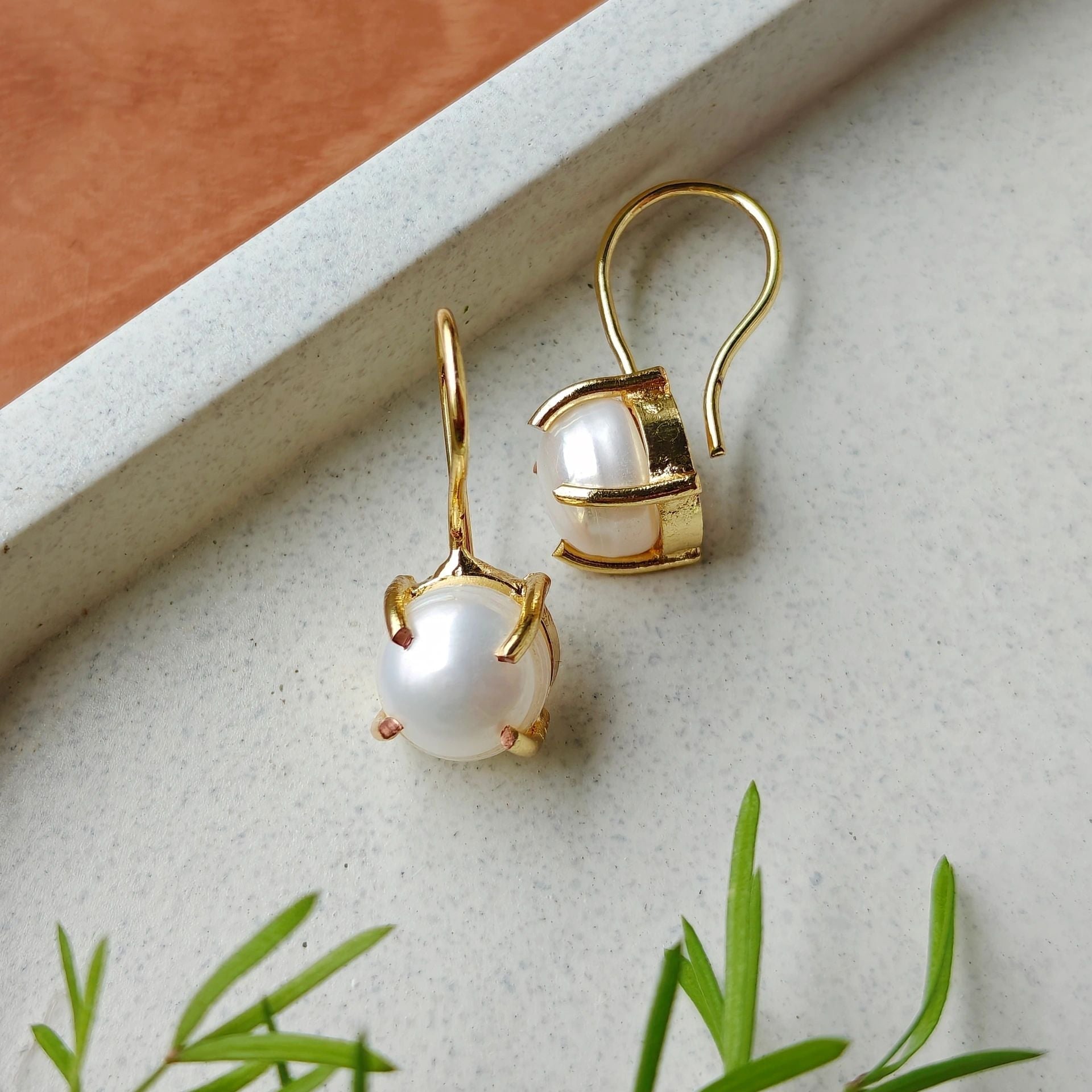 Freshwater pearl hooks in crown setting