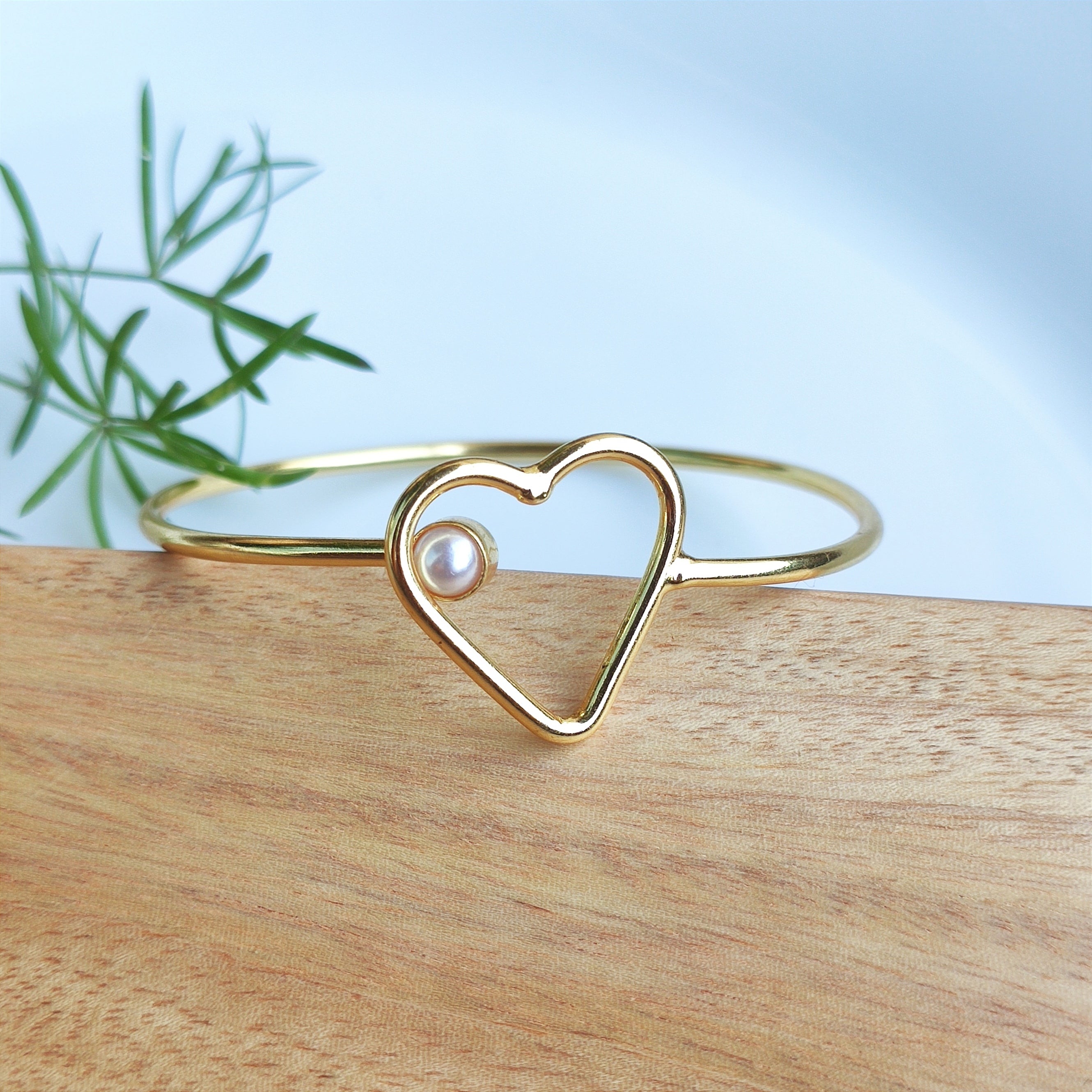 Slim heart and pearl open bangle