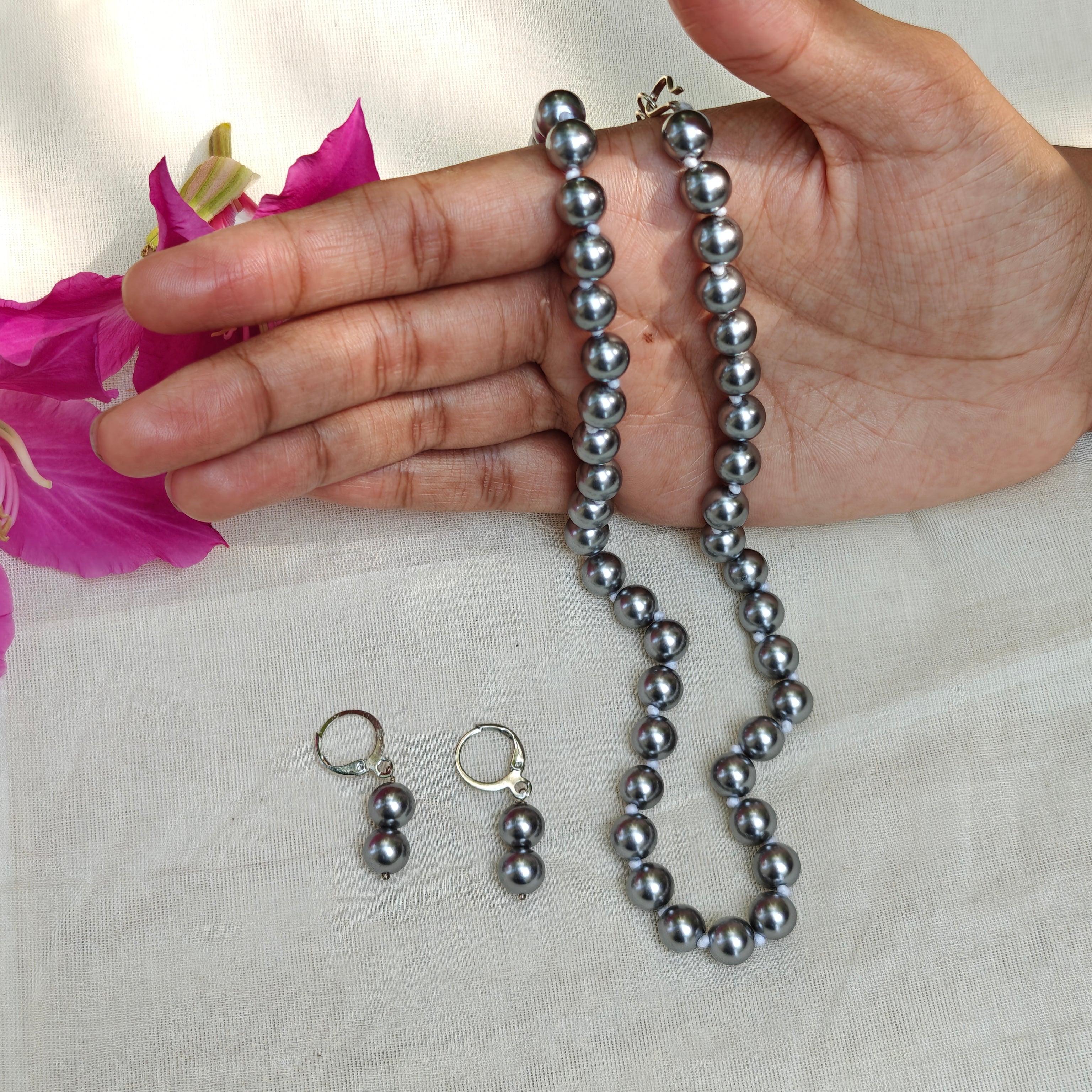 Timeless classic pearl necklace set - grey