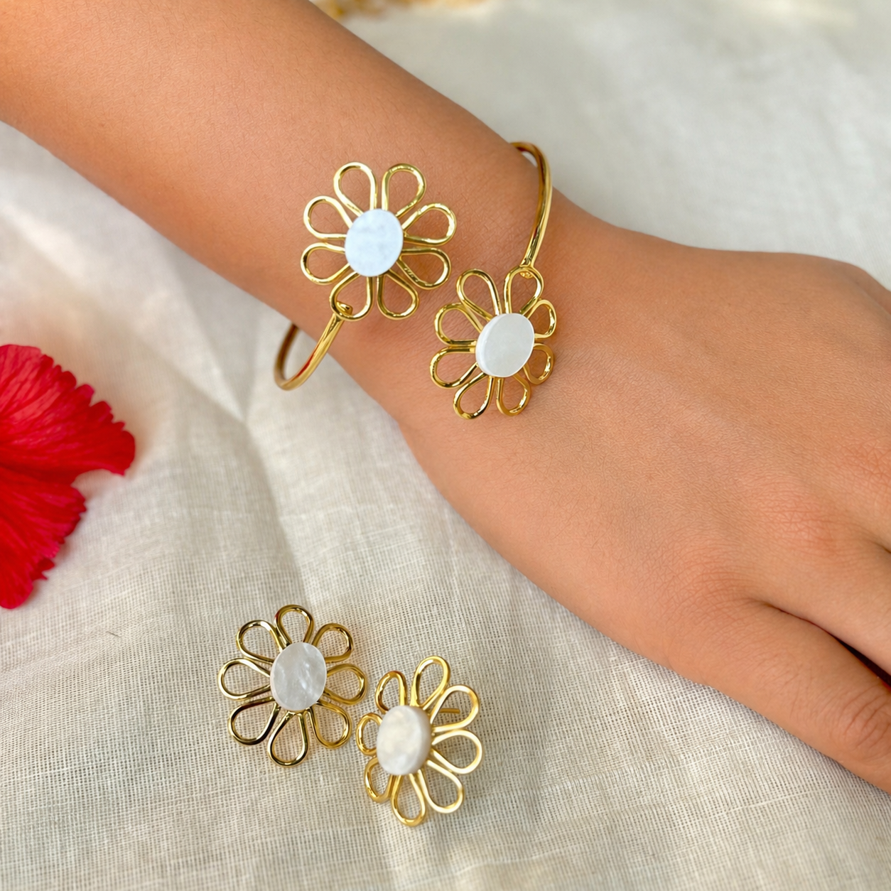 White Bloom Daisy Bracelet and Earrings Set