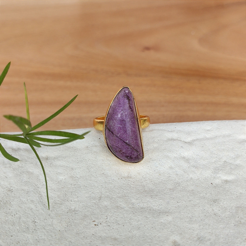 Purple wedge finger ring