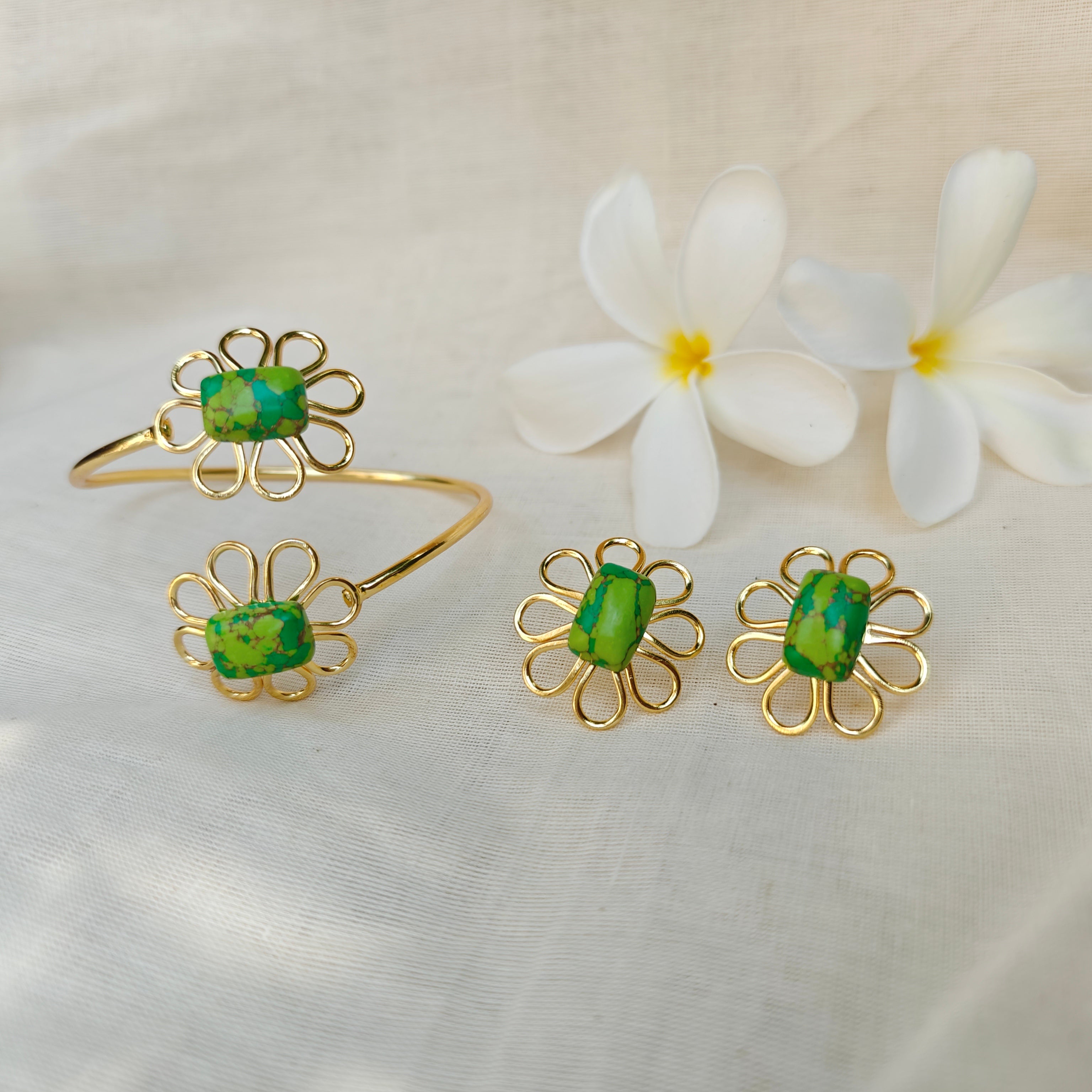 Emerald Bloom Daisy Bracelet and Earrings Set