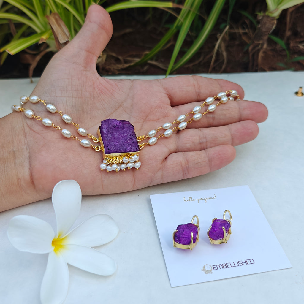 Stone Centerpiece Pearls Choker set