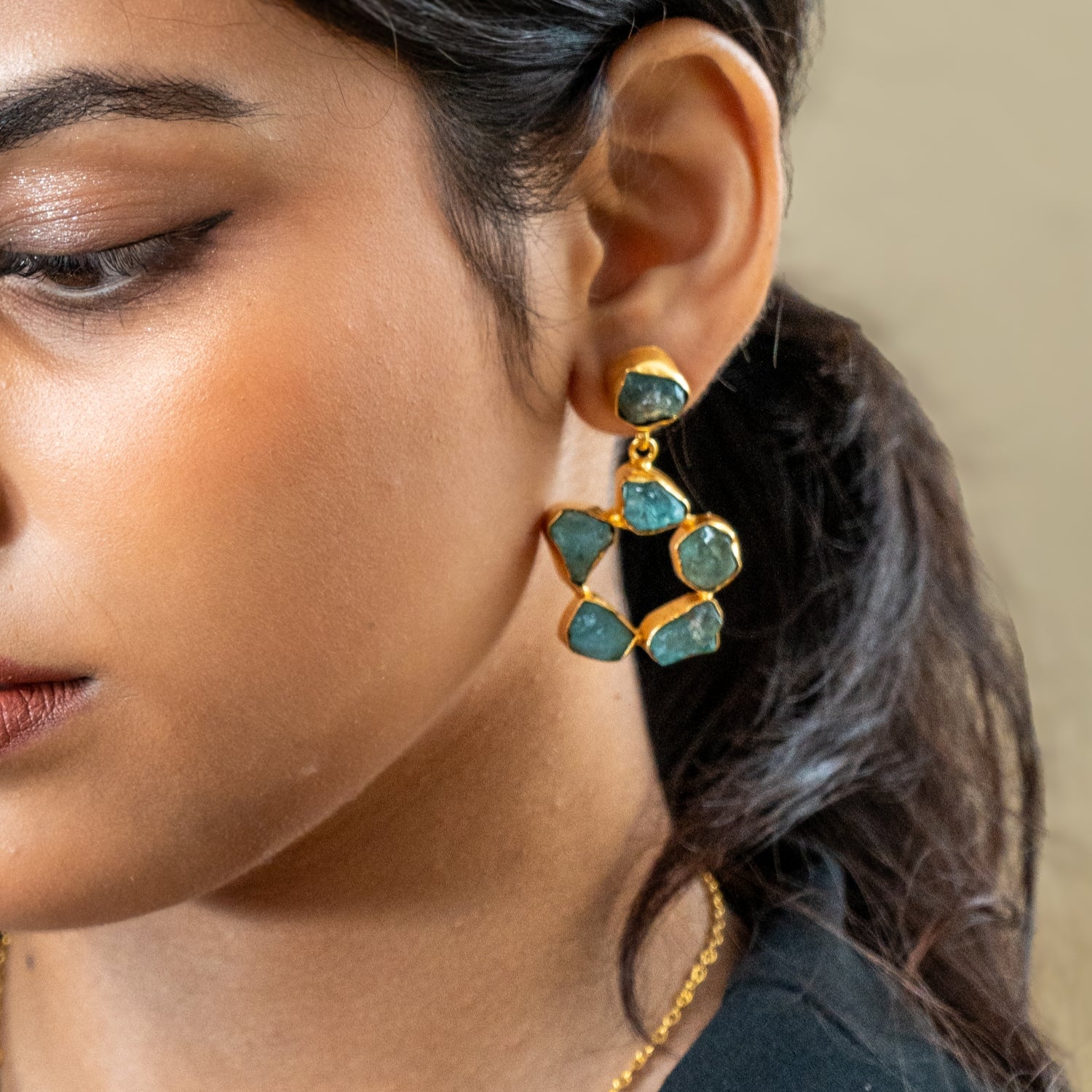 Posh uncut Aventurine stone circle drop earrings