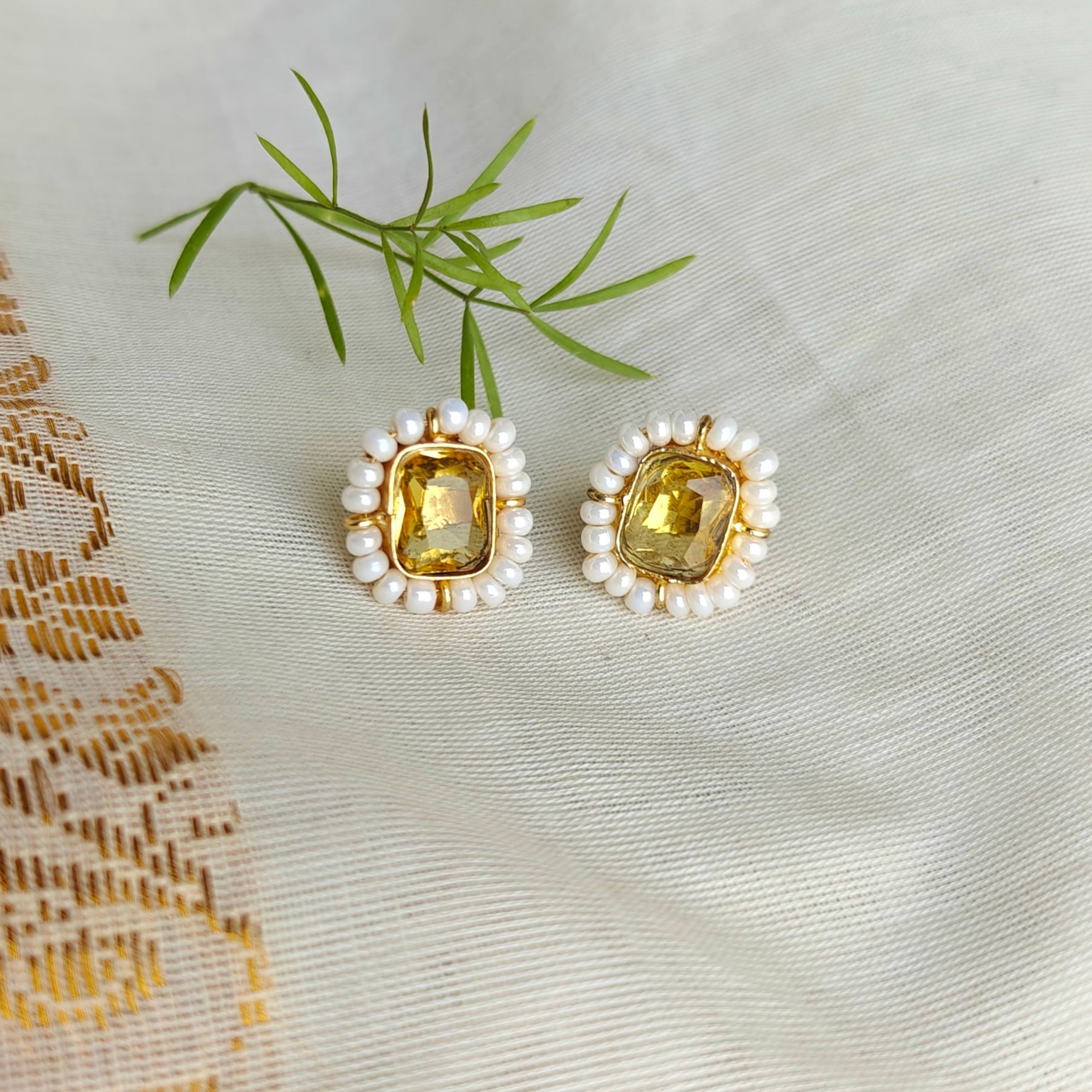 🟨 Yellow Pearl Halo studs