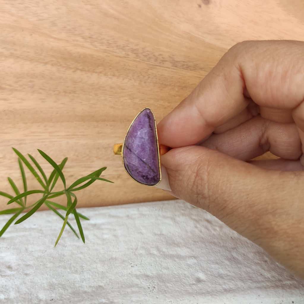 Purple wedge finger ring
