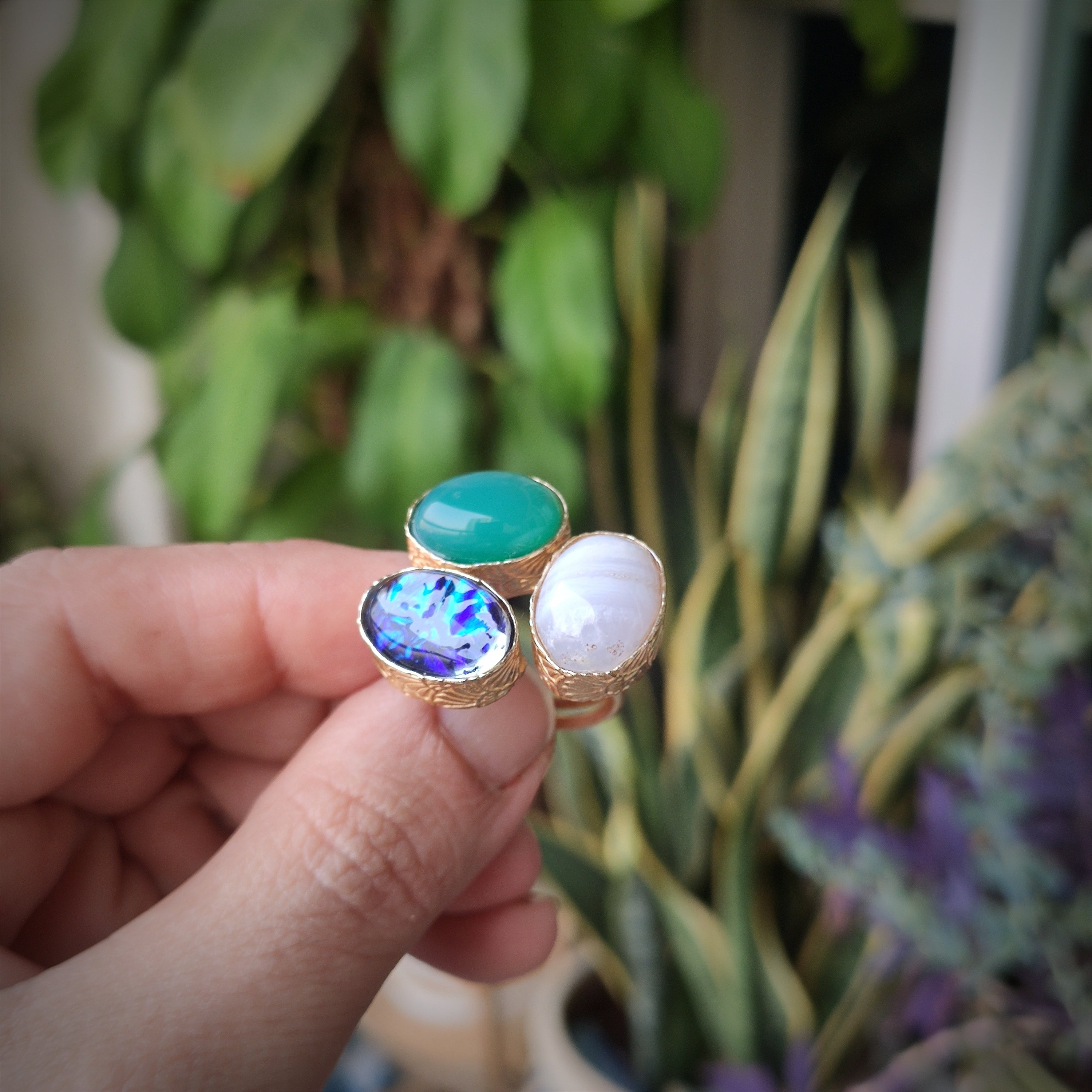 Mixed stones trio open finger ring