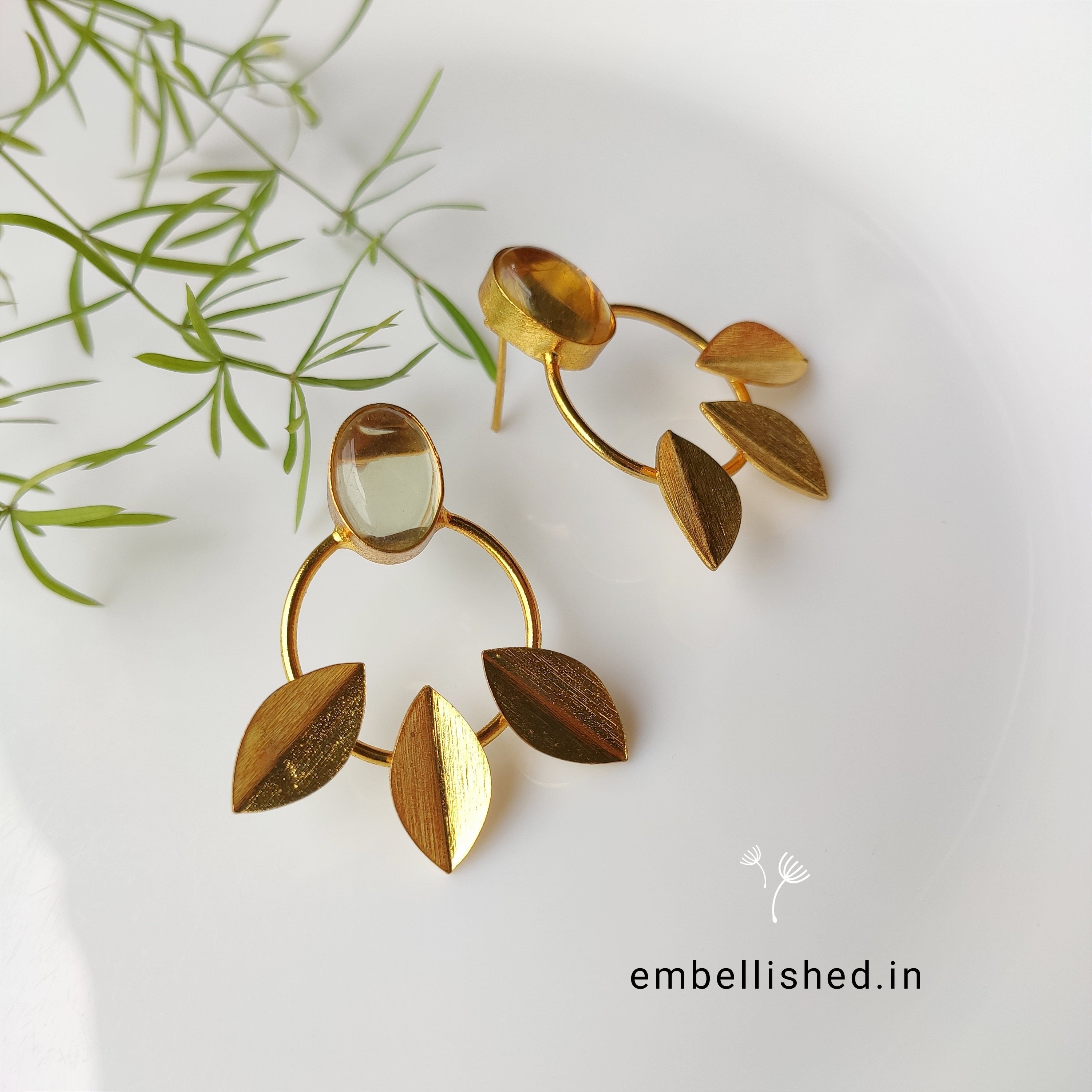 Round leafy studs - yellow