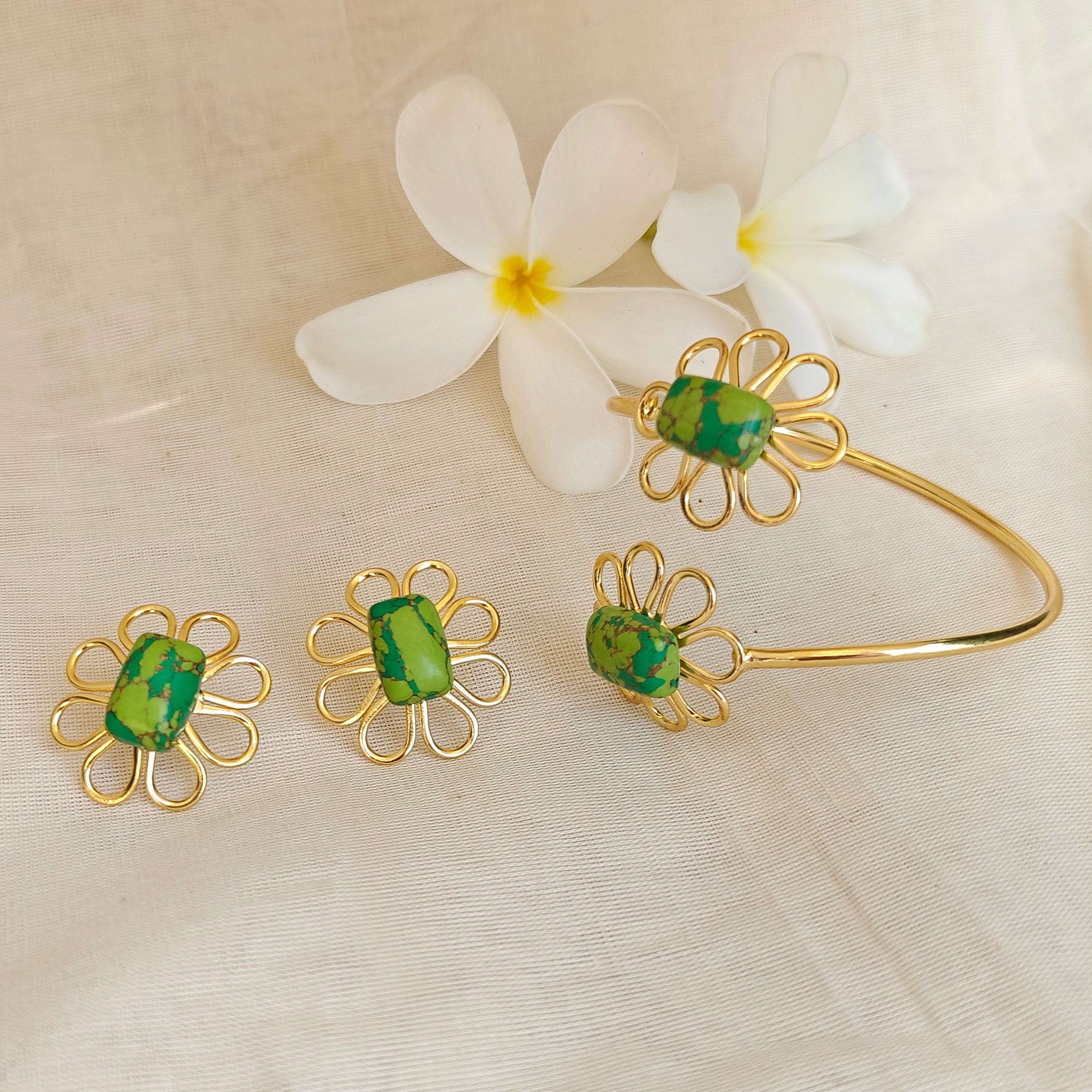 Emerald Bloom Daisy Bracelet and Earrings Set